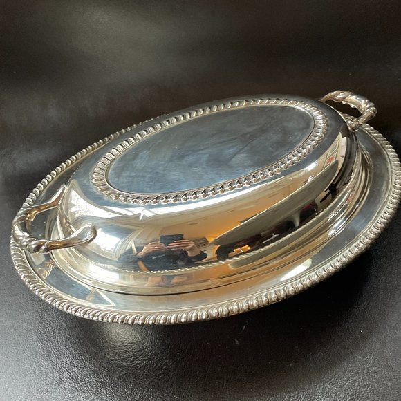 Vintage W.M.Rogers Silverplate Oval 12" Covered Serving Bowl w/insert - Picture 2 of 12
